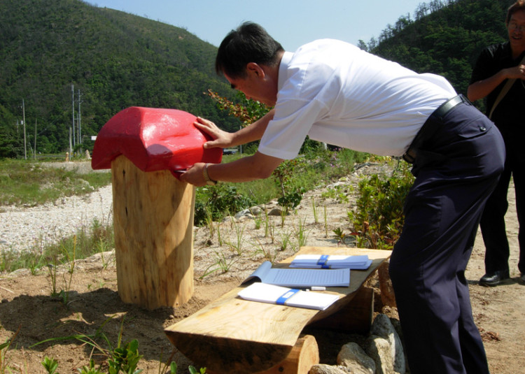 소원 우체통에 소원글을 넣고 계신 옥계면장님