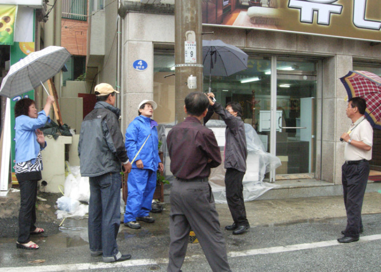 현장에서의 주민들의 의견도 들어보고...